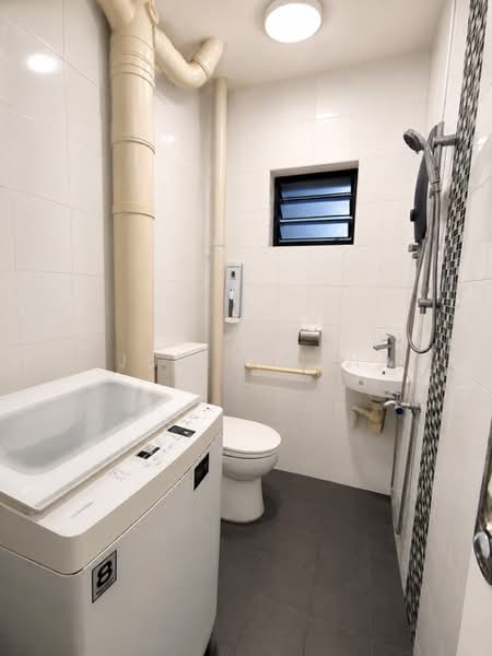 917 Jurong West Street 91, 917 Jurong West Street 91, 2 Bedrooms, 786 sqft, HDB Flat For Sale, by Julia Han, 500165171 - Bathroom - PropertyGuru.com.sg