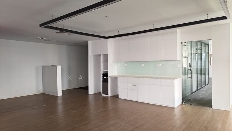 Peninsula Plaza, 111 North Bridge Road, 3,552 sqft, Office For Rent, by Karen Koh, 500165183 - CommercialGuru.com.sg