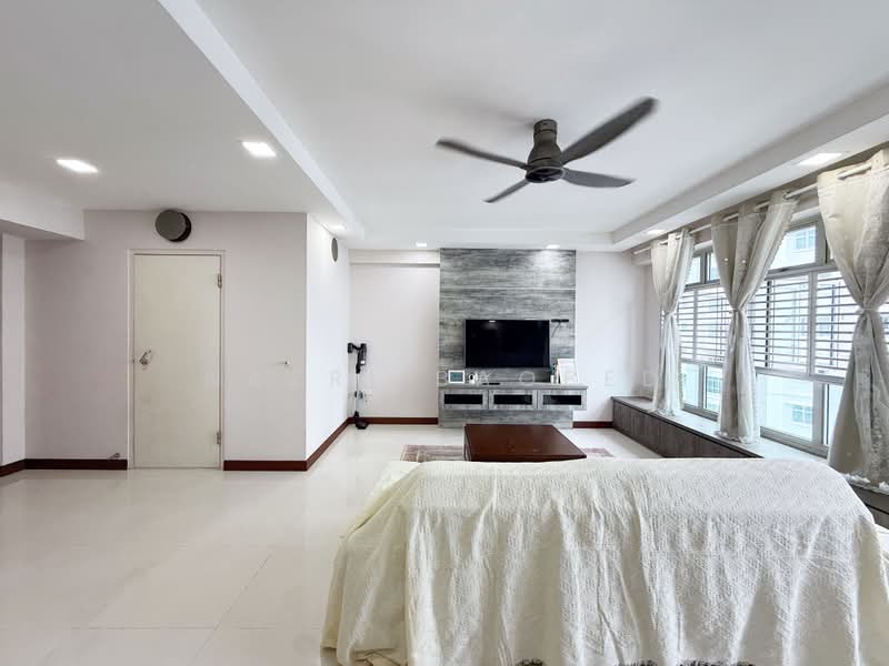 815B Choa Chu Kang Avenue 7, 815B Choa Chu Kang Avenue 7, 3 Bedrooms, 1,216 sqft, HDB Flat For Sale, by Nazri Baobed, 500165236 - Living Room - PropertyGuru.com.sg