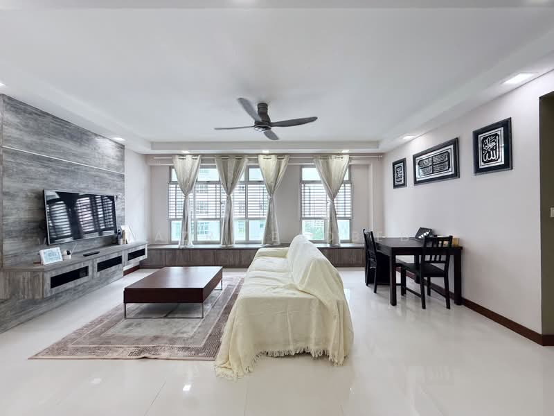 815B Choa Chu Kang Avenue 7, 815B Choa Chu Kang Avenue 7, 3 Bedrooms, 1,216 sqft, HDB Flat For Sale, by Nazri Baobed, 500165236 - Living Room - PropertyGuru.com.sg
