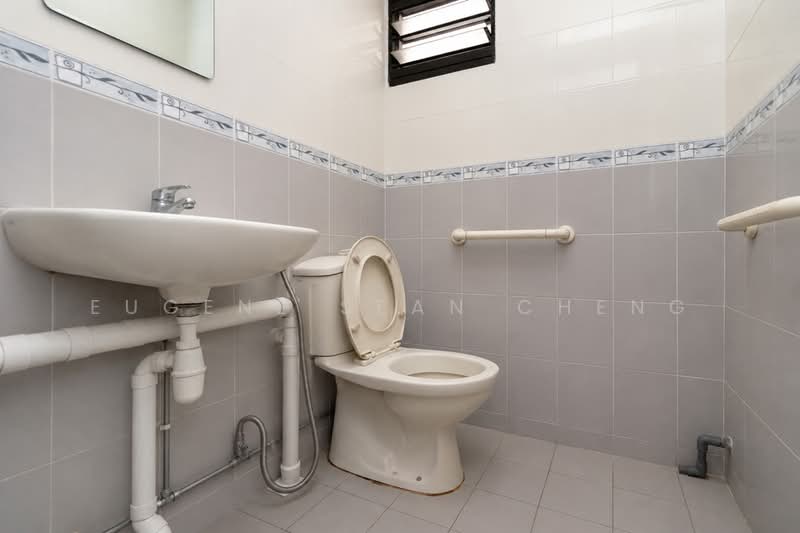 706 Clementi West Street 2, 706 Clementi West Street 2, 2 Bedrooms, 732 sqft, HDB Flat For Sale, by Eugene Sean Cheng, 500165273 - Bathroom - PropertyGuru.com.sg