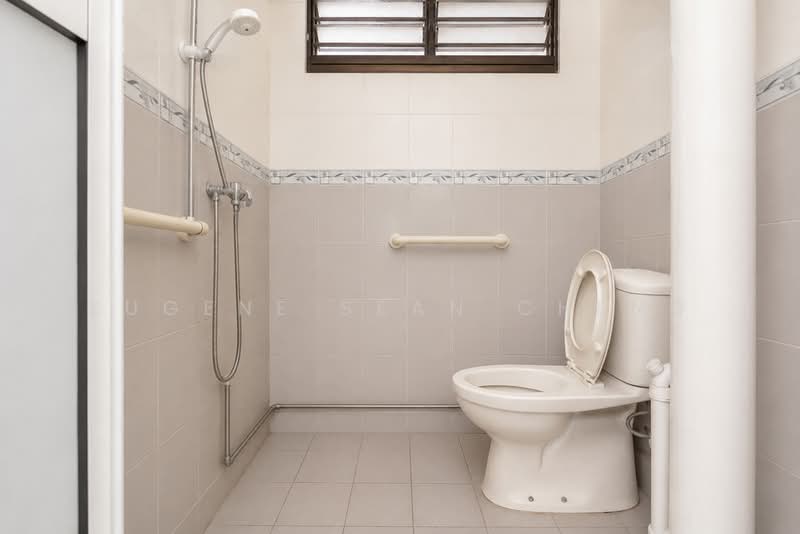 706 Clementi West Street 2, 706 Clementi West Street 2, 2 Bedrooms, 732 sqft, HDB Flat For Sale, by Eugene Sean Cheng, 500165273 - Bathroom - PropertyGuru.com.sg