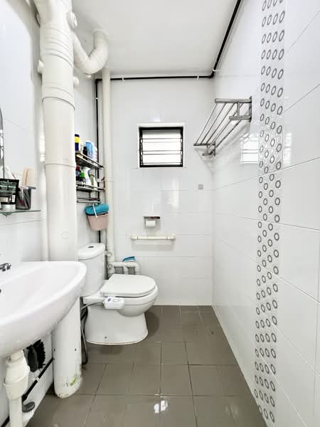 904 Jurong West Street 91, 904 Jurong West Street 91, 2 Bedrooms, 786 sqft, HDB Flat For Sale, by Camden Ang, 500165292 - Bathroom - PropertyGuru.com.sg