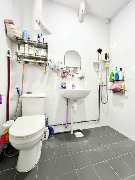 904 Jurong West Street 91, 904 Jurong West Street 91, 2 Bedrooms, 786 sqft, HDB Flat For Sale, by Camden Ang, 500165292 - Bathroom - PropertyGuru.com.sg
