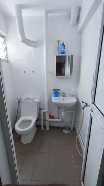 217 Serangoon Avenue 4, 217 Serangoon Avenue 4, 2 Bedrooms, 700 sqft, HDB Flat For Rent, by Jonathan Naveen, 500165296 - Bathroom - PropertyGuru.com.sg