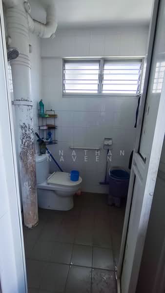 217 Serangoon Avenue 4, 217 Serangoon Avenue 4, 2 Bedrooms, 700 sqft, HDB Flat For Rent, by Jonathan Naveen, 500165296 - Bathroom - PropertyGuru.com.sg