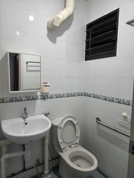 421 Ang Mo Kio Avenue 10, 421 Ang Mo Kio Avenue 10, Room Rental, 180 sqft, HDB Flat For Rent, by Michelle Lee, 500165324 - Bathroom - PropertyGuru.com.sg