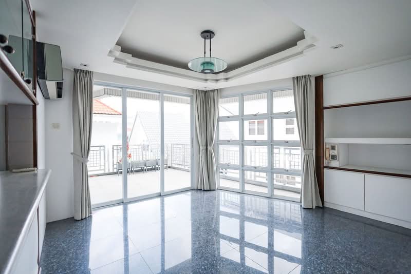 Lucky height, Lucky height, 6 Bedrooms, 10,500 sqft, Detached House For Sale, by Jasmine Lau, 500165326 - Living Room - PropertyGuru.com.sg