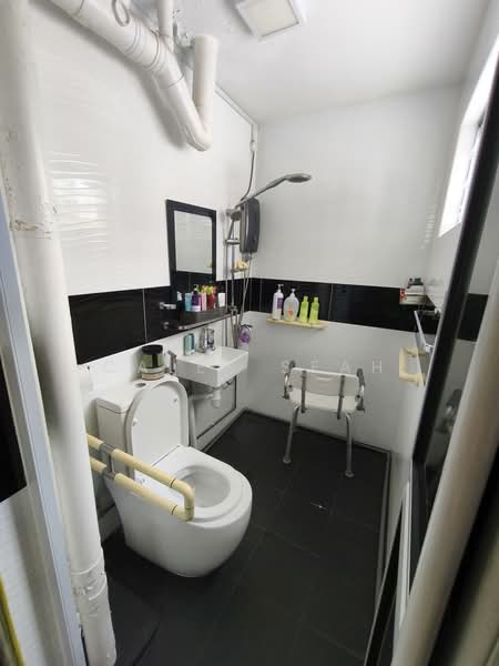336 Woodlands Avenue 1, 336 Woodlands Avenue 1, 3 Bedrooms, 893 sqft, HDB Flat For Sale, by Caleb Seah, 500165383 - Bathroom - PropertyGuru.com.sg