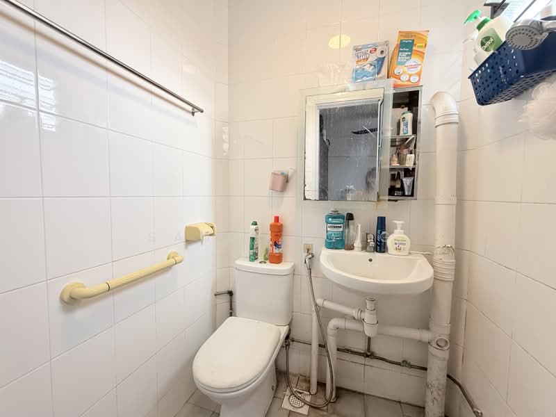 217 Yishun Street 21, 217 Yishun Street 21, 3 Bedrooms, 1,055 sqft, HDB Flat For Sale, by Sandy Yong, 500165436 - Master Bathroom - PropertyGuru.com.sg