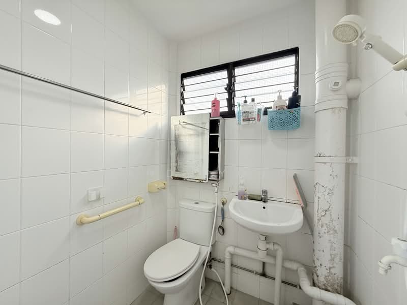 217 Yishun Street 21, 217 Yishun Street 21, 3 Bedrooms, 1,055 sqft, HDB Flat For Sale, by Sandy Yong, 500165436 - Common Bathroom - PropertyGuru.com.sg