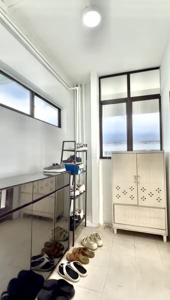 217 Yishun Street 21, 217 Yishun Street 21, 3 Bedrooms, 1,055 sqft, HDB Flat For Sale, by Sandy Yong, 500165436 - Foyer - PropertyGuru.com.sg