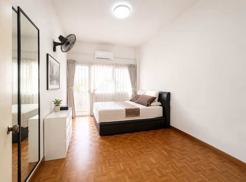 Golden Hill Estate, Li Hwan Drive, 4 Bedrooms, 2,800 sqft, Semi-Detached House For Sale, by Mandy Chan, 500165472 - Bedroom - PropertyGuru.com.sg