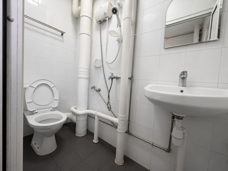 705 Hougang Avenue 2, 705 Hougang Avenue 2, 4 Bedrooms, 1,593 sqft, HDB Flat For Sale, by Marcus Sim, 500165475 - Bathroom - PropertyGuru.com.sg