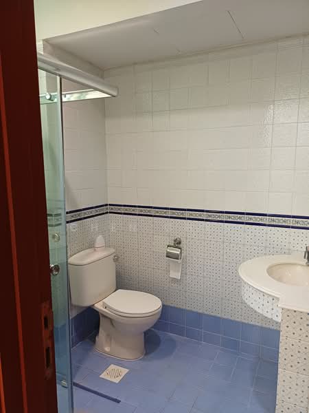 Tai Keng Villas, Jalan Kelichap, 6 Bedrooms, 1,947 sqft, Terraced House For Sale, by Chen Chen, 500165495 - Common toilet - PropertyGuru.com.sg
