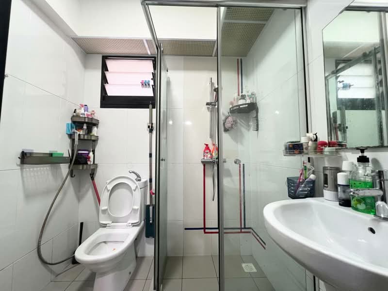 468B Bukit Batok West Avenue 9, 468B Bukit Batok West Avenue 9, 2 Bedrooms, 732 sqft, HDB Flat For Sale, by Ng Jun Wei, 500165511 - Bathroom - PropertyGuru.com.sg