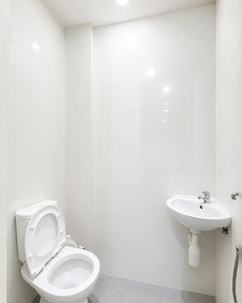 The Skywoods, 5 Dairy Farm Heights, 3 Bedrooms, 1,184 sqft, Condominium For Sale, by Eeleen Phuah, 500165518 - Toilet @ Kicthen - PropertyGuru.com.sg