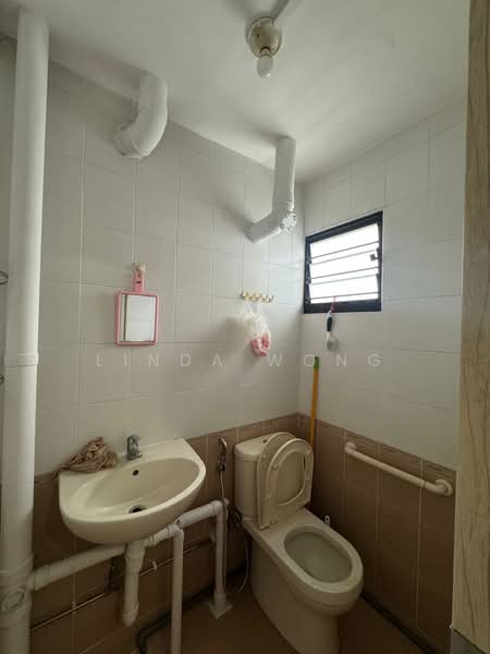 530 Jurong West Street 52, 530 Jurong West Street 52, 2 Bedrooms, 721 sqft, HDB Flat For Sale, by Linda Wong, 500165521 - Bathroom - PropertyGuru.com.sg
