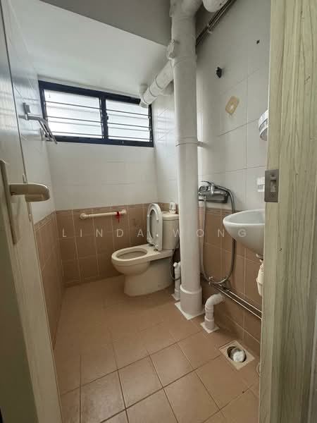 530 Jurong West Street 52, 530 Jurong West Street 52, 2 Bedrooms, 721 sqft, HDB Flat For Sale, by Linda Wong, 500165521 - Bathroom - PropertyGuru.com.sg