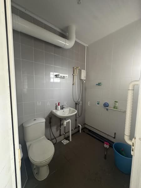226 Tampines Street 23, 226 Tampines Street 23, 2 Bedrooms, 786 sqft, HDB Flat For Rent, by Mark Teo, 500165529 - Bathroom - PropertyGuru.com.sg