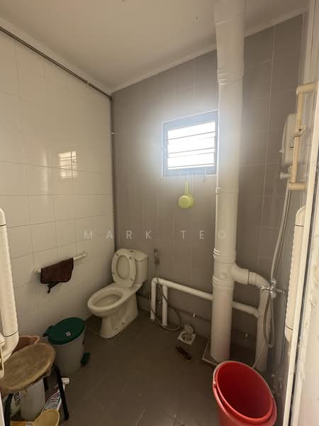 226 Tampines Street 23, 226 Tampines Street 23, 2 Bedrooms, 786 sqft, HDB Flat For Rent, by Mark Teo, 500165529 - Bathroom - PropertyGuru.com.sg