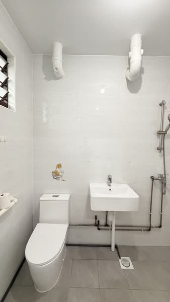438 Fajar Road, 438 Fajar Road, 3 Bedrooms, 1,119 sqft, HDB Flat For Sale, by Joe Ng Xu Hong 黄緒汯, 500165534 - Bathroom - PropertyGuru.com.sg