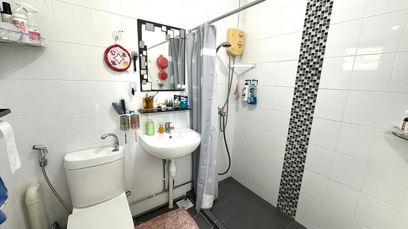 915 Jurong West Street 91, 915 Jurong West Street 91, 2 Bedrooms, 785 sqft, HDB Flat For Rent, by Kyra Niew, 500165537 - Bathroom - PropertyGuru.com.sg