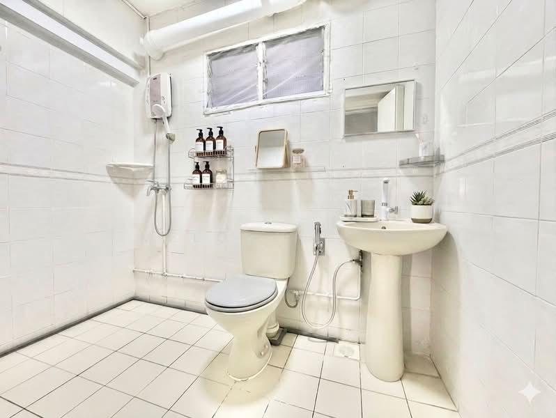 672A Choa Chu Kang Crescent, 672A Choa Chu Kang Crescent, 4 Bedrooms, 1,130 sqft, HDB Flat For Sale, by Melody Liew, 500165585 - Bathroom - PropertyGuru.com.sg