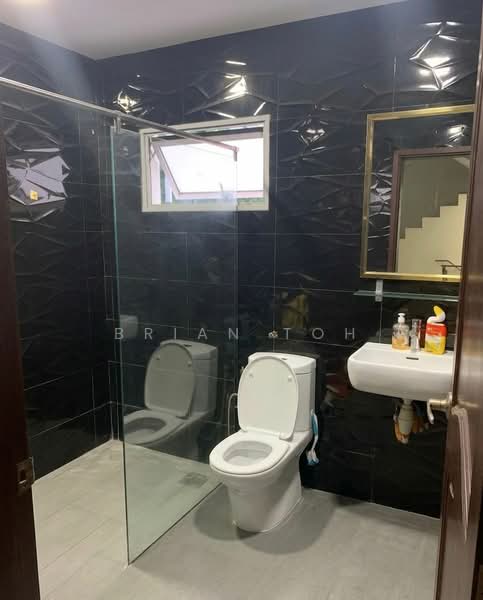 999 leasehold corner terrace house at Jalan Limbok, Jalan Limbok, 8 Bedrooms, 3,446 sqft, Terraced House For Sale, by Brian Toh, 500165610 - Bathroom - PropertyGuru.com.sg