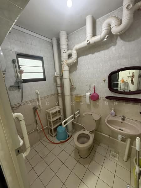 649A Jurong West Street 61, 649A Jurong West Street 61, 3 Bedrooms, 980 sqft, HDB Flat For Rent, by Sandy Chieng, 500165642 - Bathroom - PropertyGuru.com.sg