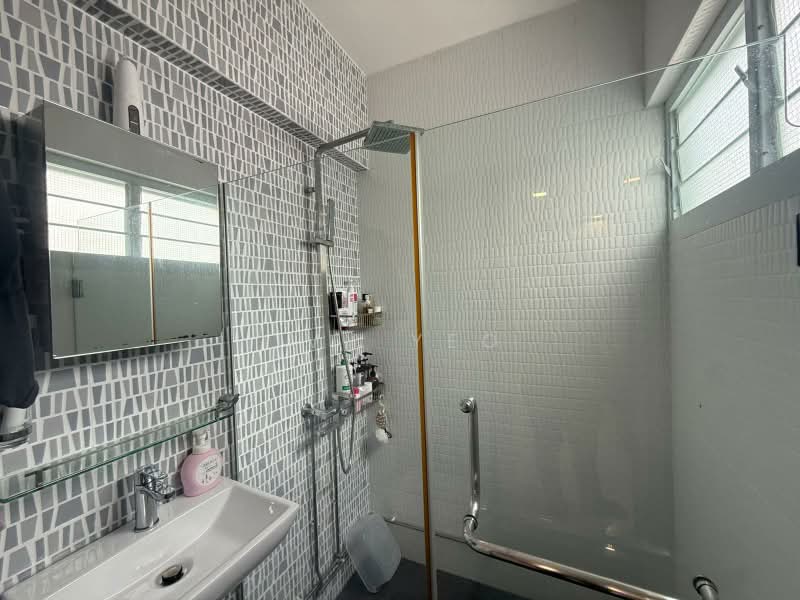 339 Jurong East Avenue 1, 339 Jurong East Avenue 1, 2 Bedrooms, 797 sqft, HDB Flat For Sale, by Ivy Yeo, 500165645 - Bathroom - PropertyGuru.com.sg