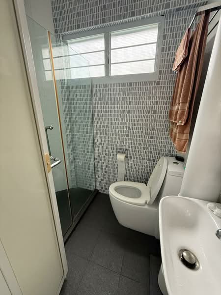339 Jurong East Avenue 1, 339 Jurong East Avenue 1, 2 Bedrooms, 797 sqft, HDB Flat For Sale, by Ivy Yeo, 500165645 - Bathroom - PropertyGuru.com.sg