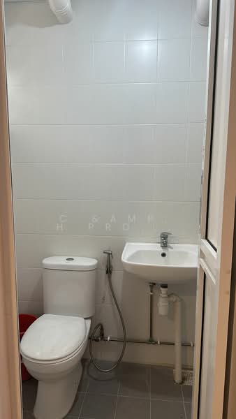 207 Serangoon Central, 207 Serangoon Central, 2 Bedrooms, 689 sqft, HDB Flat For Sale, by JACOB, 500165658 - Bathroom - PropertyGuru.com.sg