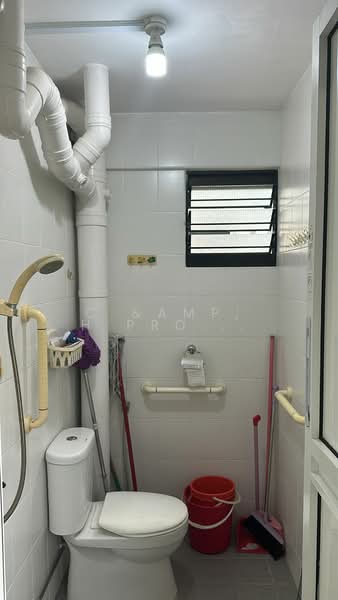 207 Serangoon Central, 207 Serangoon Central, 2 Bedrooms, 689 sqft, HDB Flat For Sale, by JACOB, 500165658 - Bathroom - PropertyGuru.com.sg
