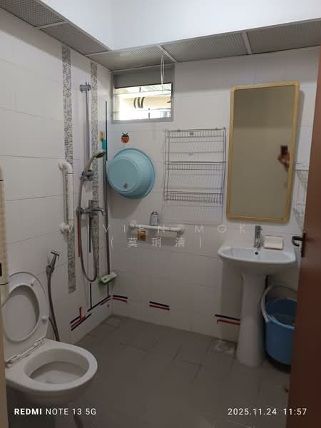 459 Yishun Avenue 11, 459 Yishun Avenue 11, Room Rental, 200 sqft, HDB Flat For Rent, by Vivien Mok (莫琍清), 500165707 - Bathroom - PropertyGuru.com.sg
