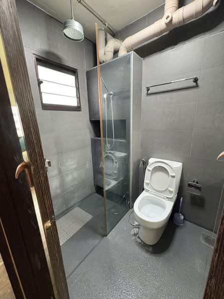 815 Jellicoe Road, 815 Jellicoe Road, 3 Bedrooms, 990 sqft, HDB Flat For Rent, by Algean Ang, 500165720 - Bathroom - PropertyGuru.com.sg