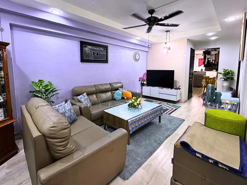 898 Tampines Street 81, 898 Tampines Street 81, 2 Bedrooms, 786 sqft, HDB Flat For Sale, by Renie Jalil, 500165738 - Living Room - PropertyGuru.com.sg