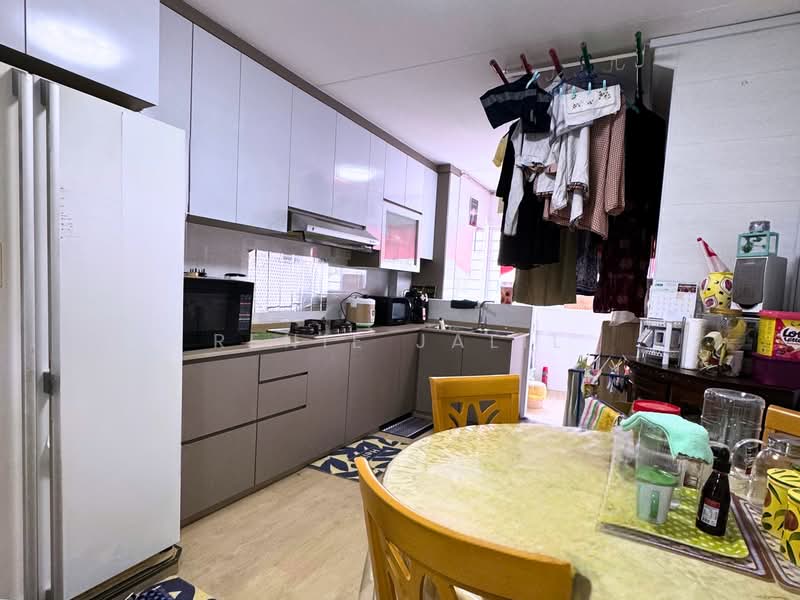 898 Tampines Street 81, 898 Tampines Street 81, 2 Bedrooms, 786 sqft, HDB Flat For Sale, by Renie Jalil, 500165738 - Kitchen - PropertyGuru.com.sg