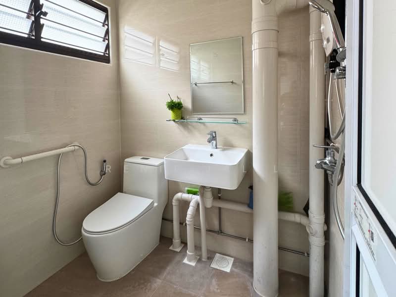 898 Tampines Street 81, 898 Tampines Street 81, 2 Bedrooms, 786 sqft, HDB Flat For Sale, by Renie Jalil, 500165738 - Bathroom - PropertyGuru.com.sg