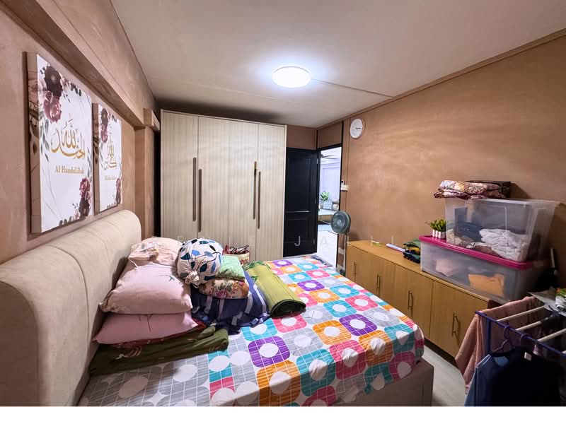 898 Tampines Street 81, 898 Tampines Street 81, 2 Bedrooms, 786 sqft, HDB Flat For Sale, by Renie Jalil, 500165738 - Bedroom - PropertyGuru.com.sg