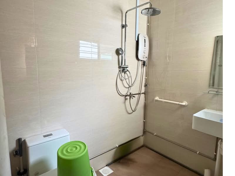 898 Tampines Street 81, 898 Tampines Street 81, 2 Bedrooms, 786 sqft, HDB Flat For Sale, by Renie Jalil, 500165738 - Bathroom - PropertyGuru.com.sg