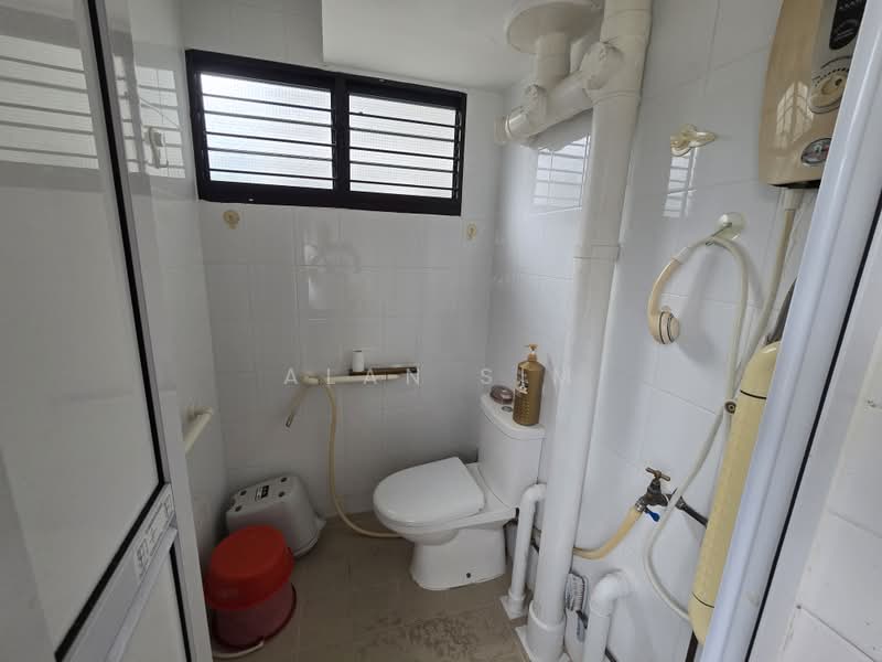 509 Bedok North Street 3, 509 Bedok North Street 3, 2 Bedrooms, 721 sqft, HDB Flat For Sale, by Alan Sim, 500165760 - Bathroom - PropertyGuru.com.sg