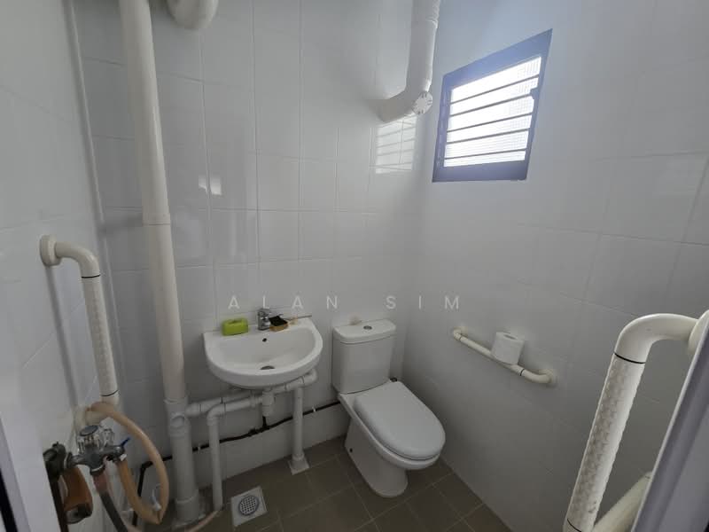 509 Bedok North Street 3, 509 Bedok North Street 3, 2 Bedrooms, 721 sqft, HDB Flat For Sale, by Alan Sim, 500165760 - Bathroom - PropertyGuru.com.sg