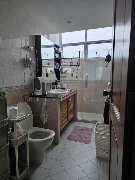 Sherwood Towers, 3 Jalan Anak Bukit, 3 Bedrooms, 1,539 sqft, Apartment For Sale, by Kelvin Tan, 500165769 - Bathroom - PropertyGuru.com.sg