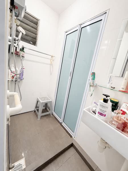 642 Hougang Avenue 8, 642 Hougang Avenue 8, 2 Bedrooms, 646 sqft, HDB Flat For Sale, by Kelly Lim, 500165775 - Bathroom - PropertyGuru.com.sg
