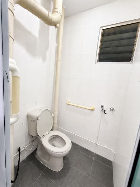 642 Hougang Avenue 8, 642 Hougang Avenue 8, 2 Bedrooms, 646 sqft, HDB Flat For Sale, by Kelly Lim, 500165775 - Bathroom - PropertyGuru.com.sg