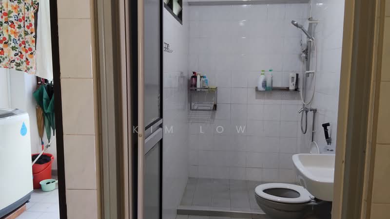612 Woodlands Avenue 4, 612 Woodlands Avenue 4, 3 Bedrooms, 1,087 sqft, HDB Flat For Sale, by Kim Low, 500165822 - Bathroom - PropertyGuru.com.sg