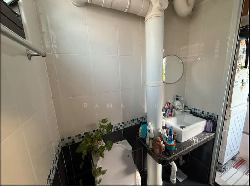 619 Bedok Reservoir Road, 619 Bedok Reservoir Road, 2 Bedrooms, 882 sqft, HDB Flat For Sale, by Rama Mu, 500165823 - Bathroom - PropertyGuru.com.sg