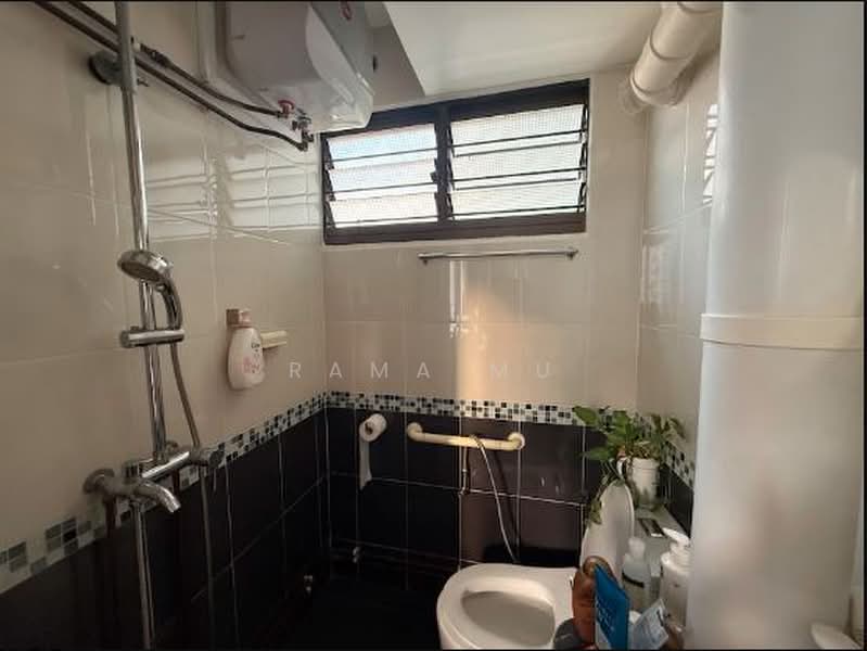 619 Bedok Reservoir Road, 619 Bedok Reservoir Road, 2 Bedrooms, 882 sqft, HDB Flat For Sale, by Rama Mu, 500165823 - Bathroom - PropertyGuru.com.sg