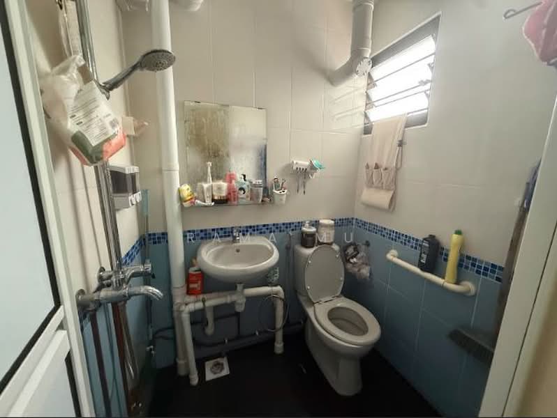 619 Bedok Reservoir Road, 619 Bedok Reservoir Road, 2 Bedrooms, 882 sqft, HDB Flat For Sale, by Rama Mu, 500165823 - Bathroom - PropertyGuru.com.sg